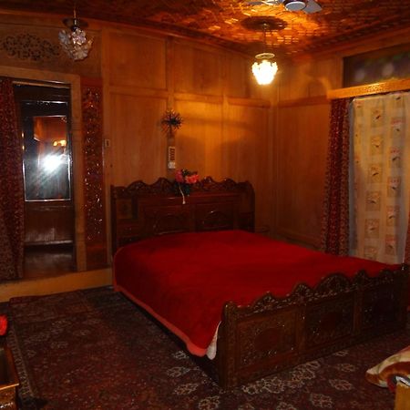Hotel Houseboat Moon Of Kashmir Srīnagar Habitación foto