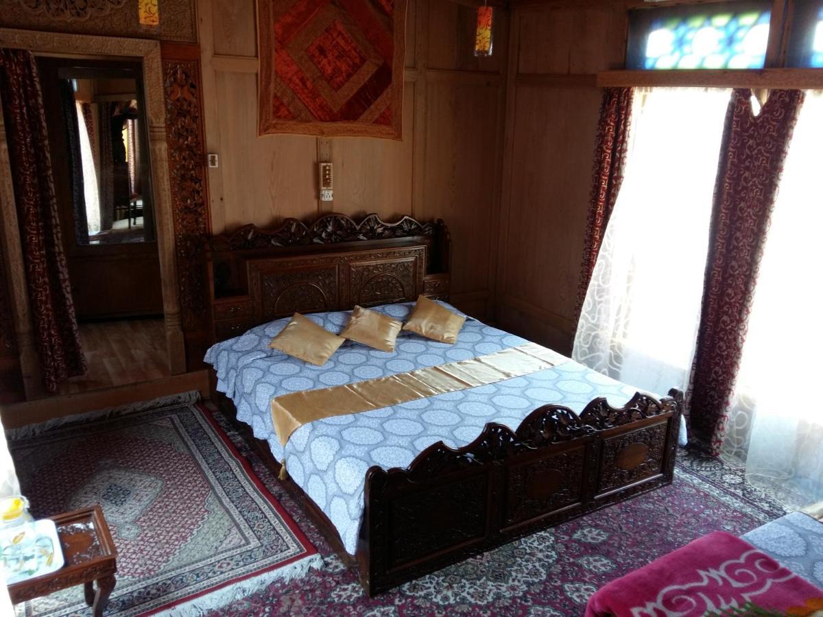 Hotel Houseboat Moon Of Kashmir Srīnagar Exterior foto