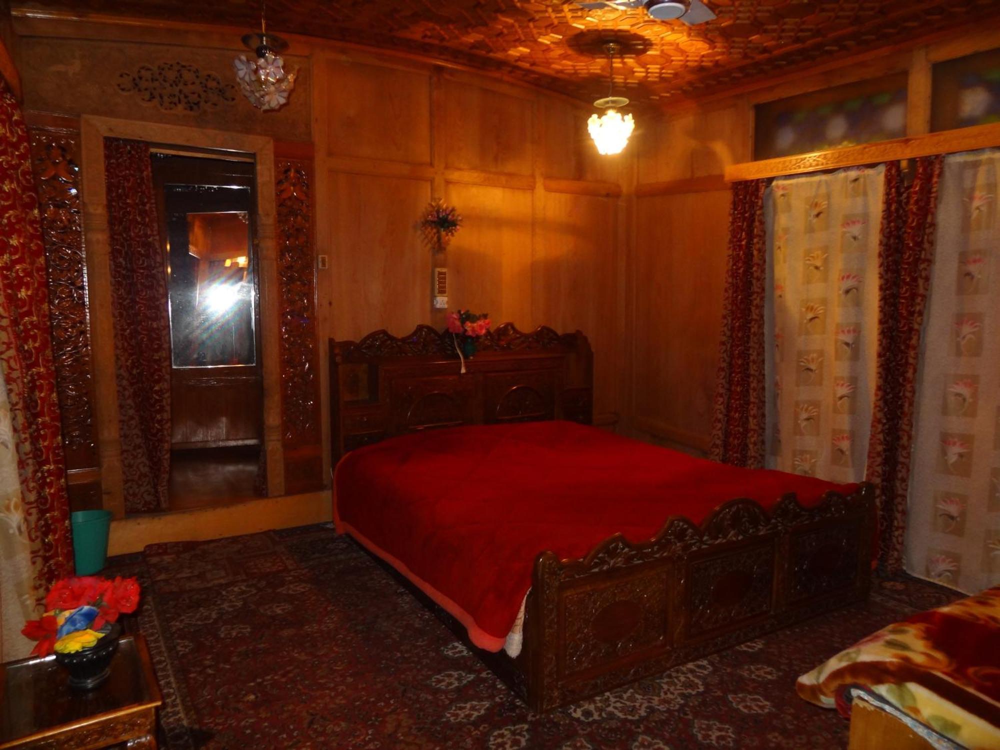 Hotel Houseboat Moon Of Kashmir Srīnagar Habitación foto