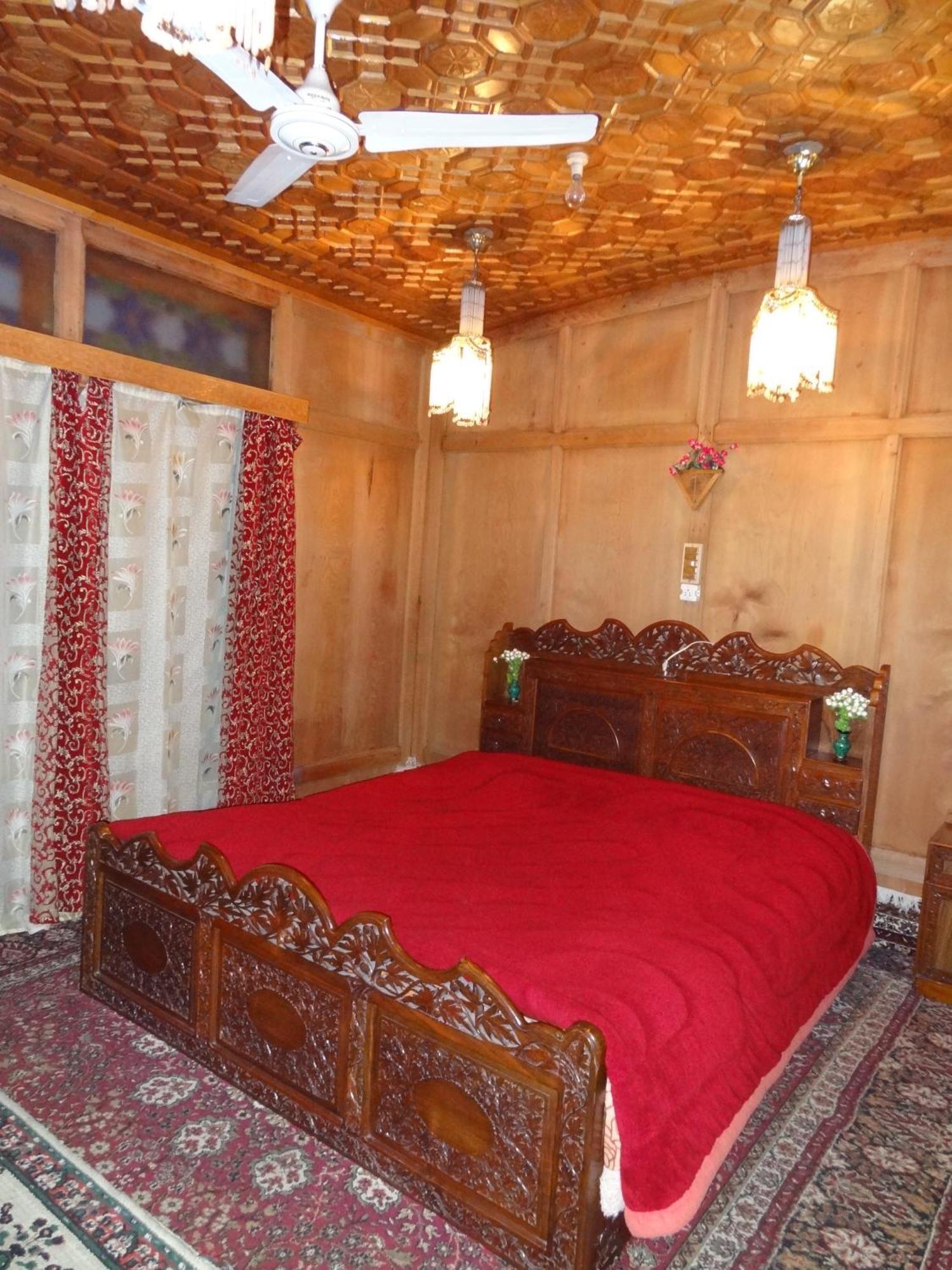 Hotel Houseboat Moon Of Kashmir Srīnagar Habitación foto