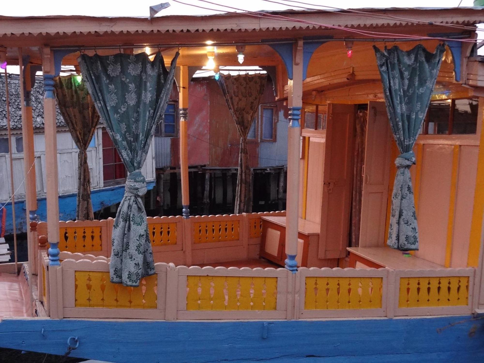 Hotel Houseboat Moon Of Kashmir Srīnagar Habitación foto