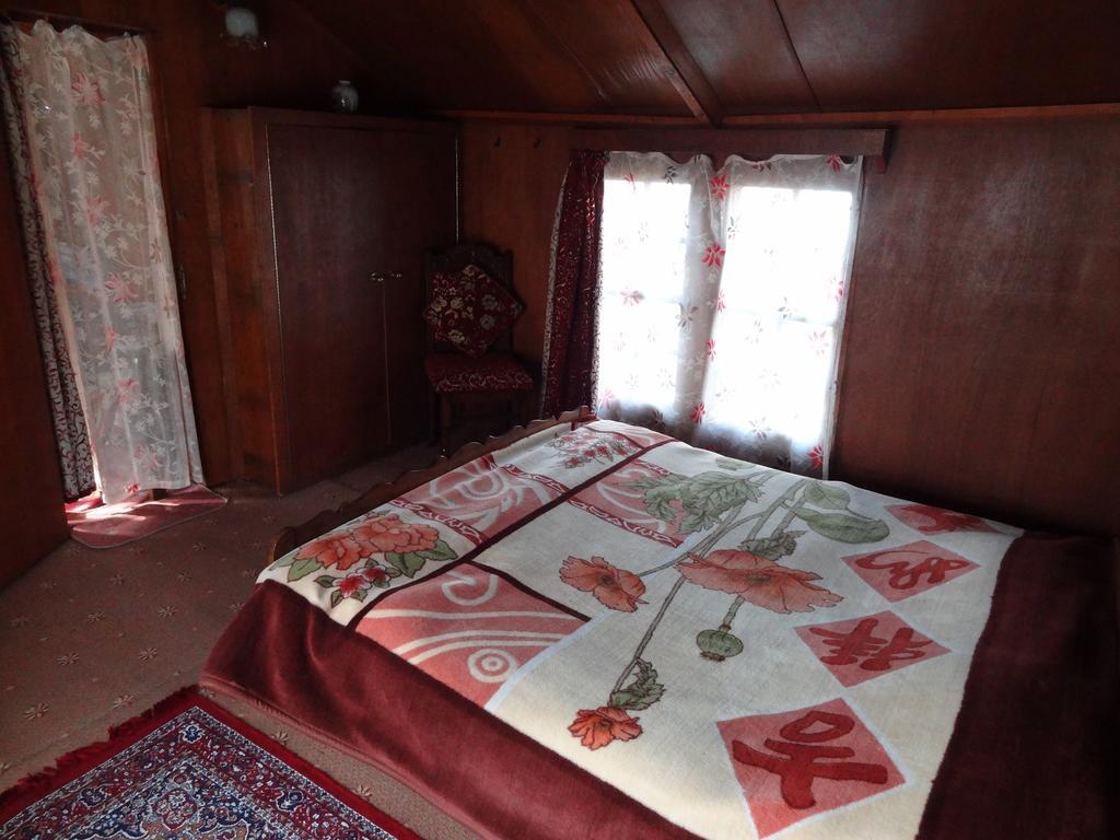 Hotel Houseboat Moon Of Kashmir Srīnagar Habitación foto