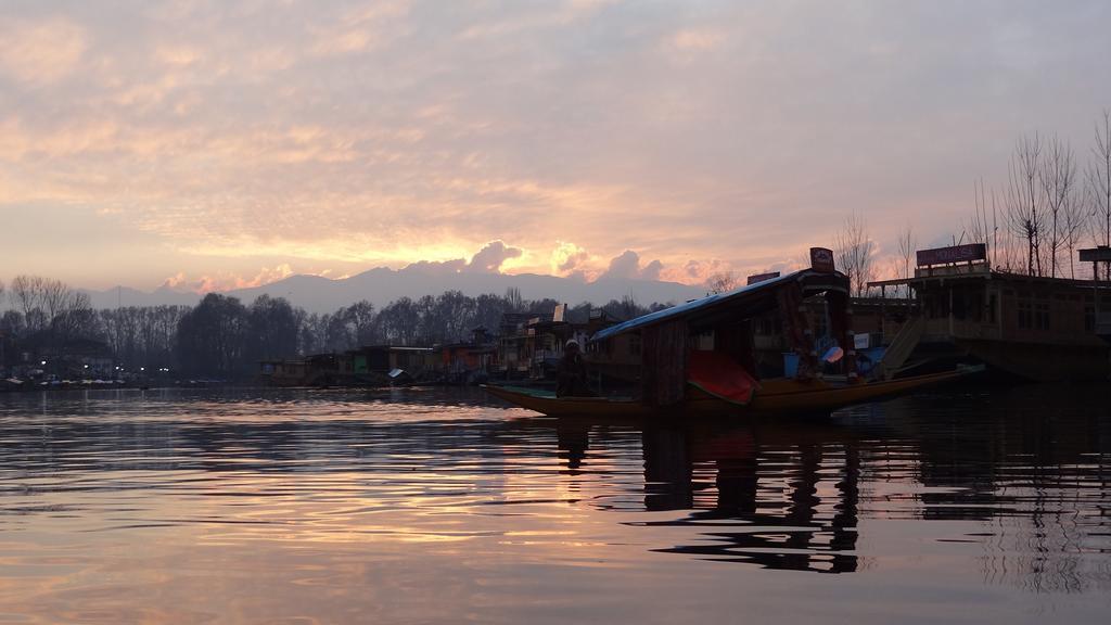 Hotel Houseboat Moon Of Kashmir Srīnagar Exterior foto