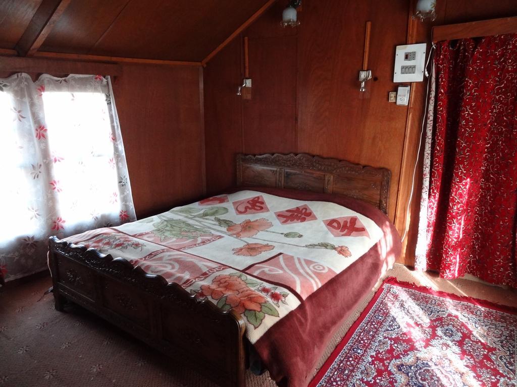 Hotel Houseboat Moon Of Kashmir Srīnagar Habitación foto