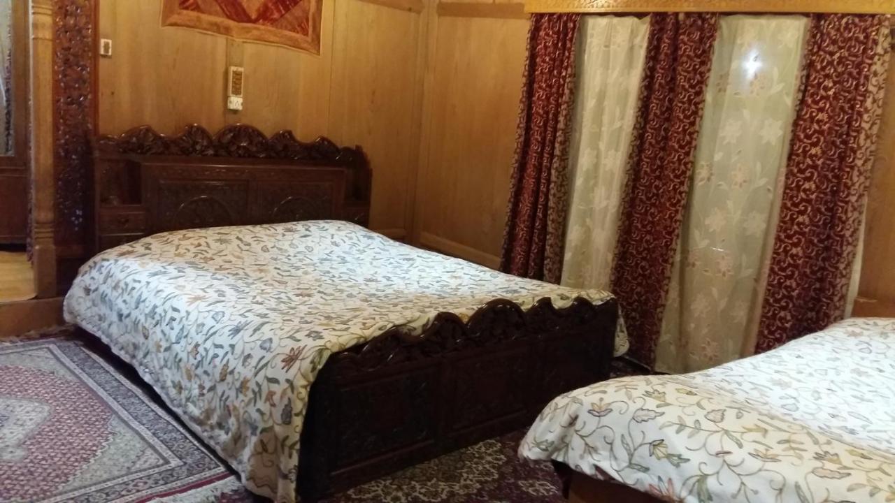Hotel Houseboat Moon Of Kashmir Srīnagar Exterior foto